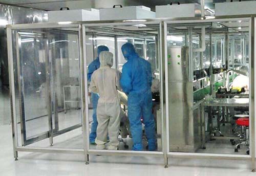百級潔凈棚工作原理:風機從FFU頂部將空氣吸入,經初效過濾器,高效過濾器過濾,過濾后的潔凈空氣在整個出風面以0.45m/s±20%的風速勻速送出到潔凈棚內。