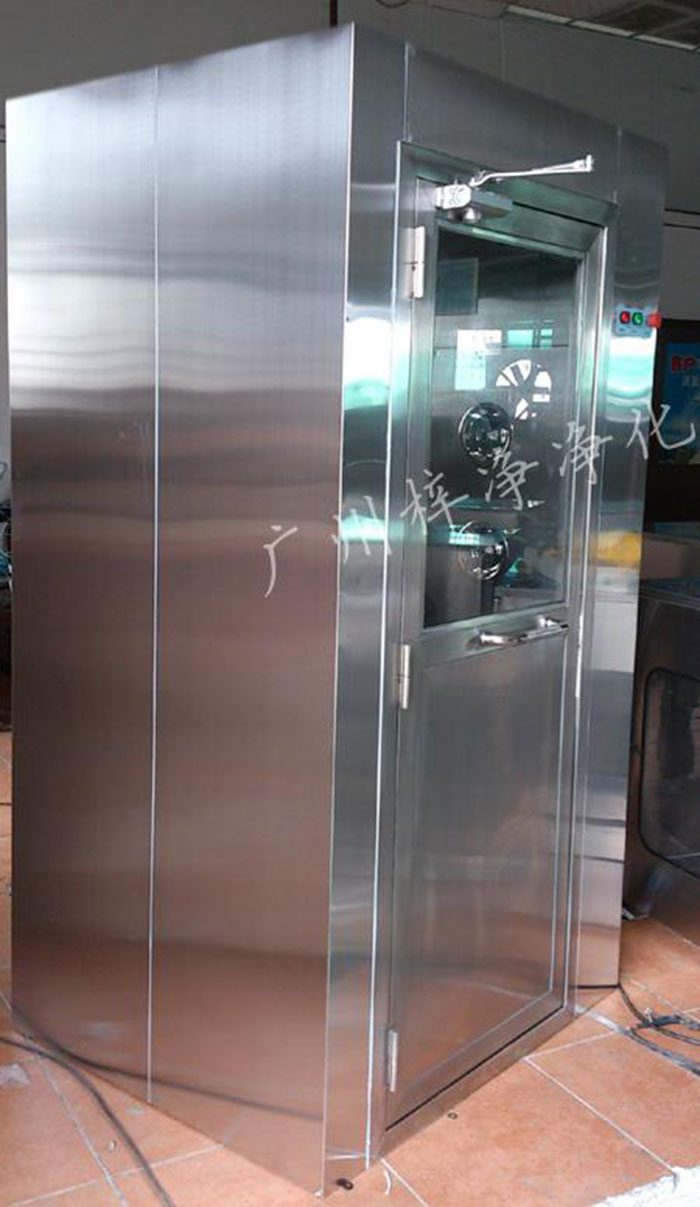 防爆風淋室主要配置有：防爆風機，離爆燈器等。