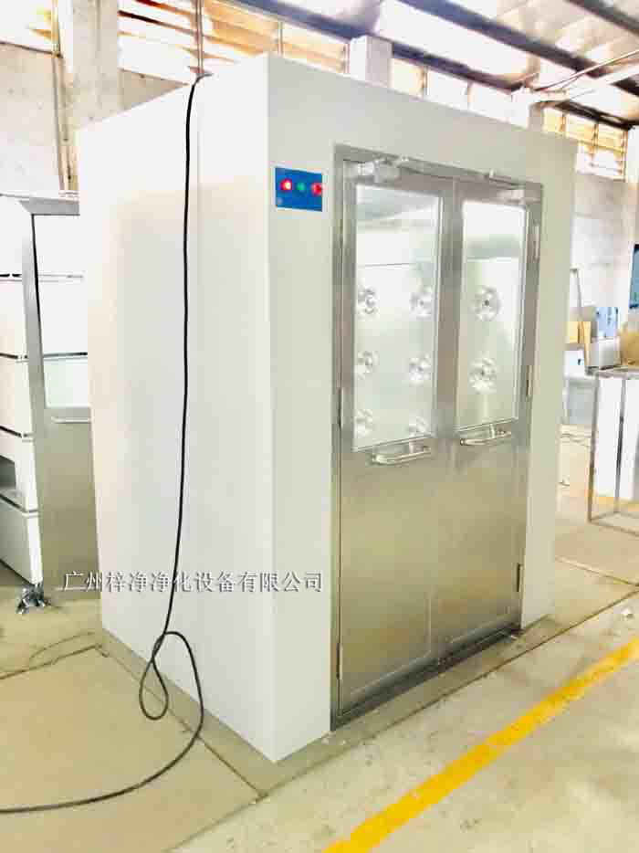 風淋室是一種密閉的凈化設備，主要由外殼、風淋噴嘴、風機、空氣過濾器、控制系統等部分組成。