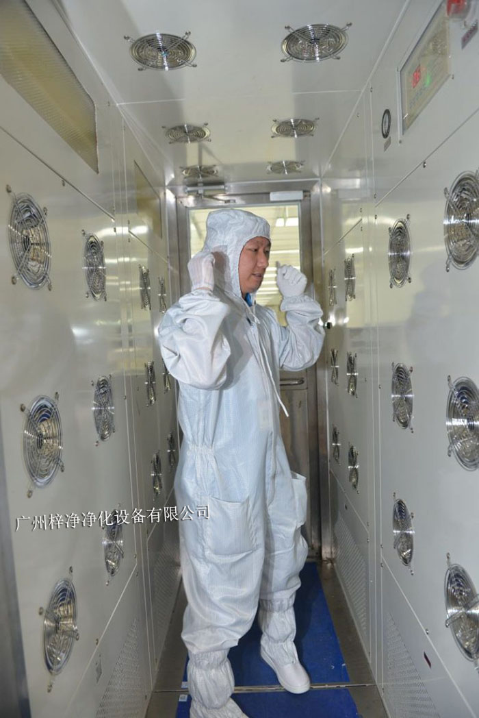 風淋室是一種用于去除人員、物料表面塵埃的凈化設備 風淋室是一種用于去除人員、物料表面塵埃的凈化設備