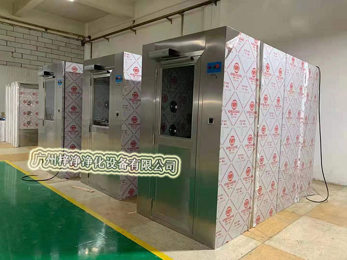 風淋室通過高速氣流將塵埃吹離工作人員的衣物和頭發，有效降低了進入潔凈室內的塵埃量，從而維護了潔凈室內的空氣質量。