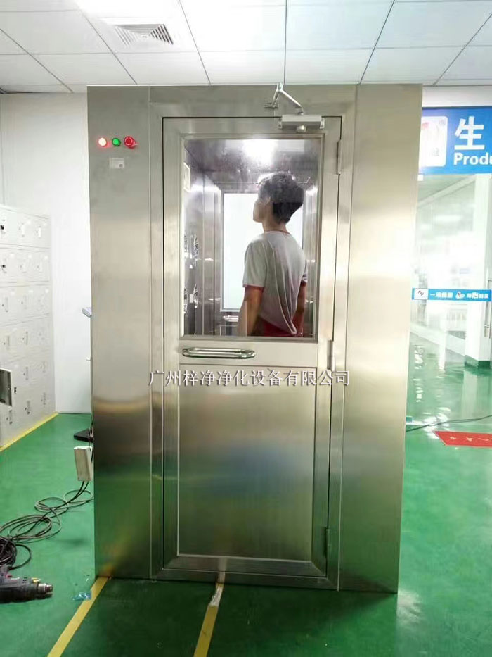 風(fēng)淋室主要是人員或物品的表面除塵，常用于潔凈室的入口處。