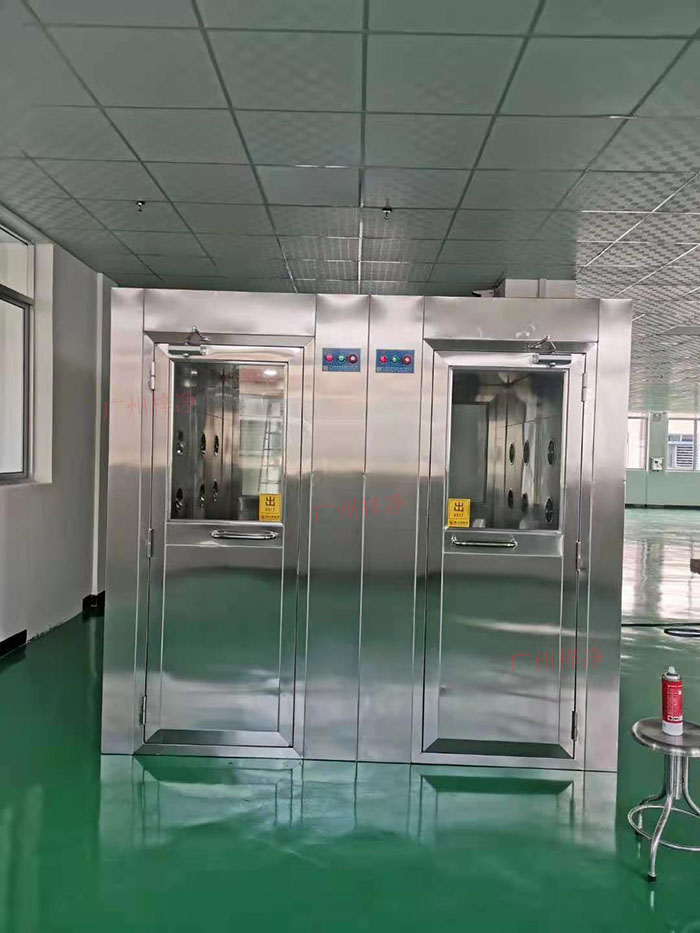 風淋室主要功能是確保工作人員在進入潔凈區前，通過吹淋去除身上的塵埃和微粒。