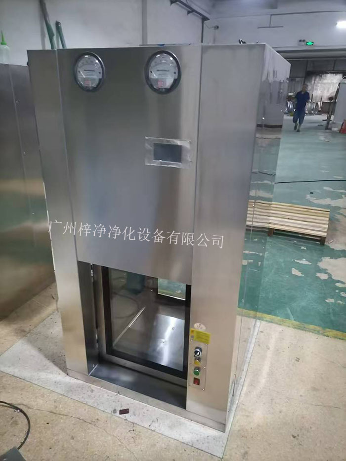 傳遞窗是一種用于潔凈室內(nèi)部或潔凈室與外界之間傳遞物品的設(shè)備，可以防止外部污染進(jìn)入潔凈室。
