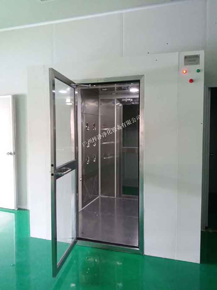 風(fēng)淋室安裝現(xiàn)場實(shí)拍圖