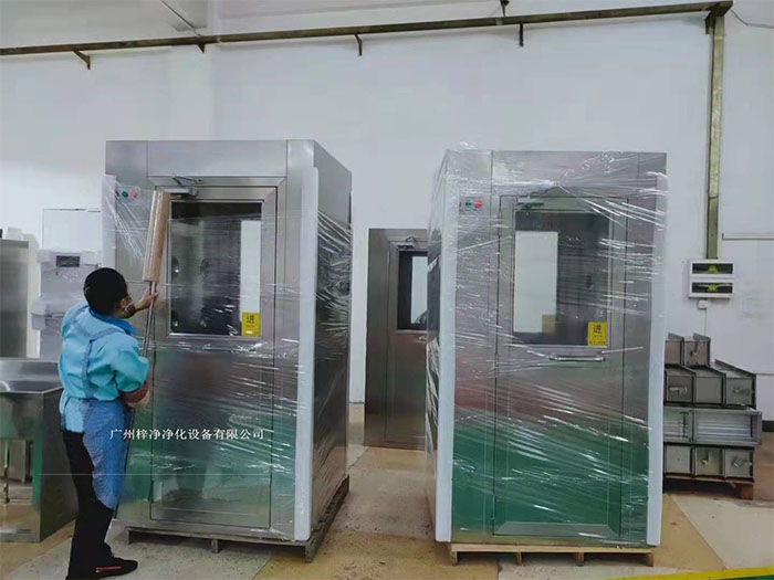 風(fēng)淋室在運(yùn)輸前，應(yīng)對(duì)風(fēng)淋室進(jìn)行徹底的清潔，并確保內(nèi)部干燥