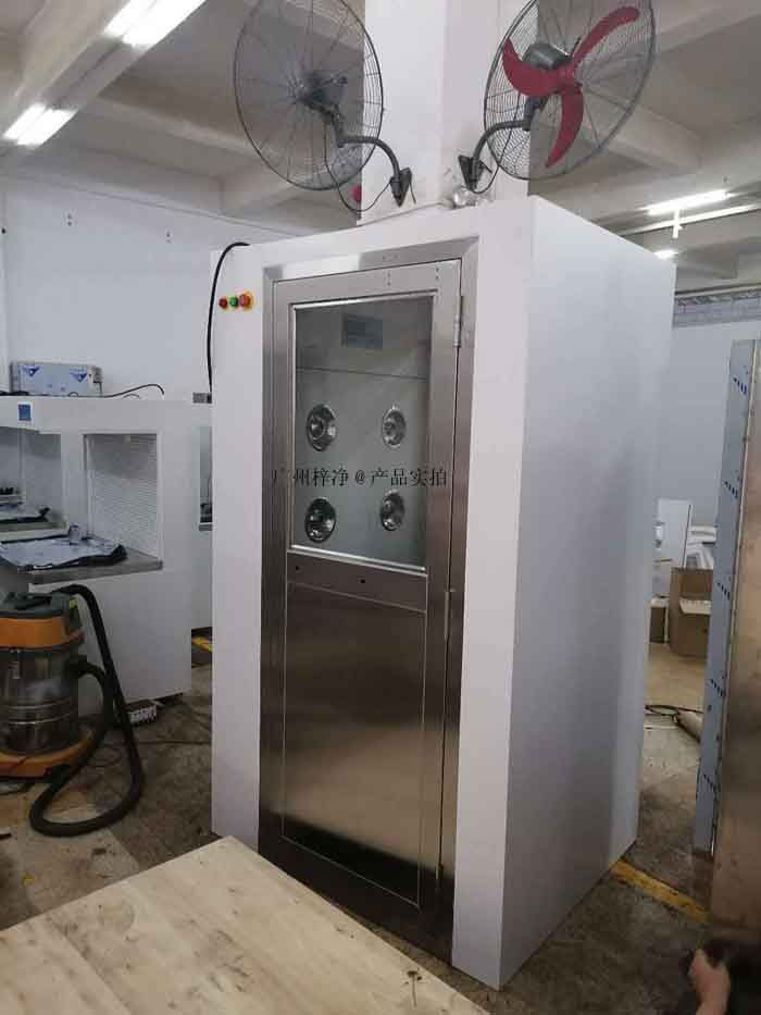 風淋室的外殼尺寸，包括長度、寬度和高度。