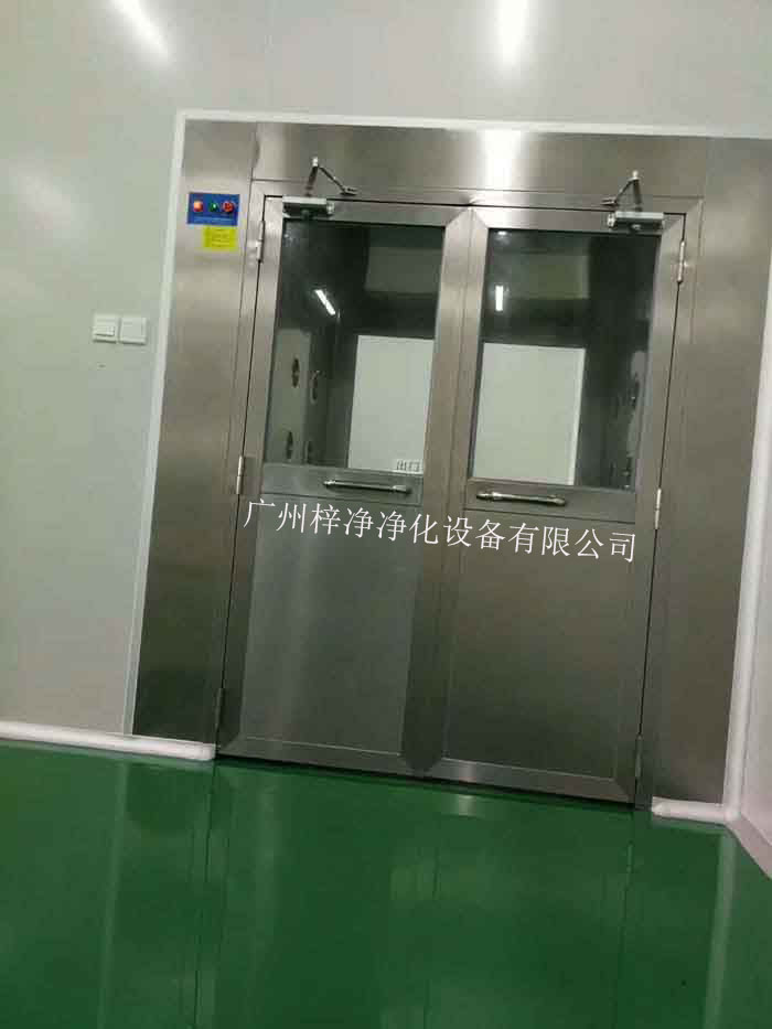 將風(fēng)淋室設(shè)置在主要入口，可以節(jié)約潔凈車(chē)間的空間，使布局更加合理。