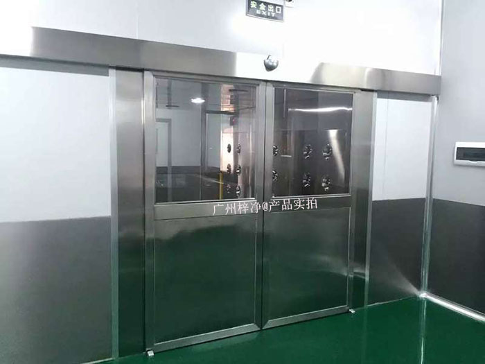 自動(dòng)門風(fēng)淋室采用自動(dòng)感應(yīng)技術(shù)，當(dāng)人員接近時(shí)，門會(huì)自動(dòng)開啟，人員通過后自動(dòng)關(guān)閉。