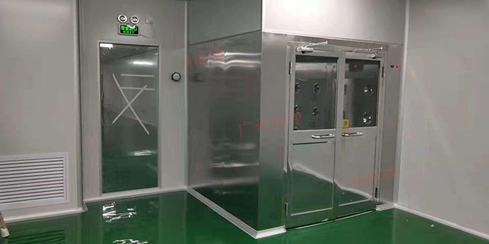 風(fēng)淋室利用高速氣流對(duì)進(jìn)入潔凈室的人員或物品進(jìn)行瞬間淋洗