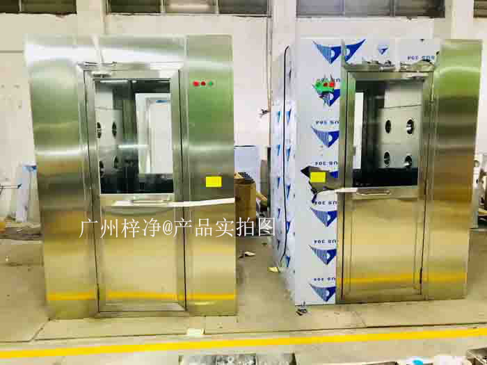 在人員較多的潔凈車間，多人風(fēng)淋室能夠減少人員排隊等待的時間，提升整體生產(chǎn)效率。
