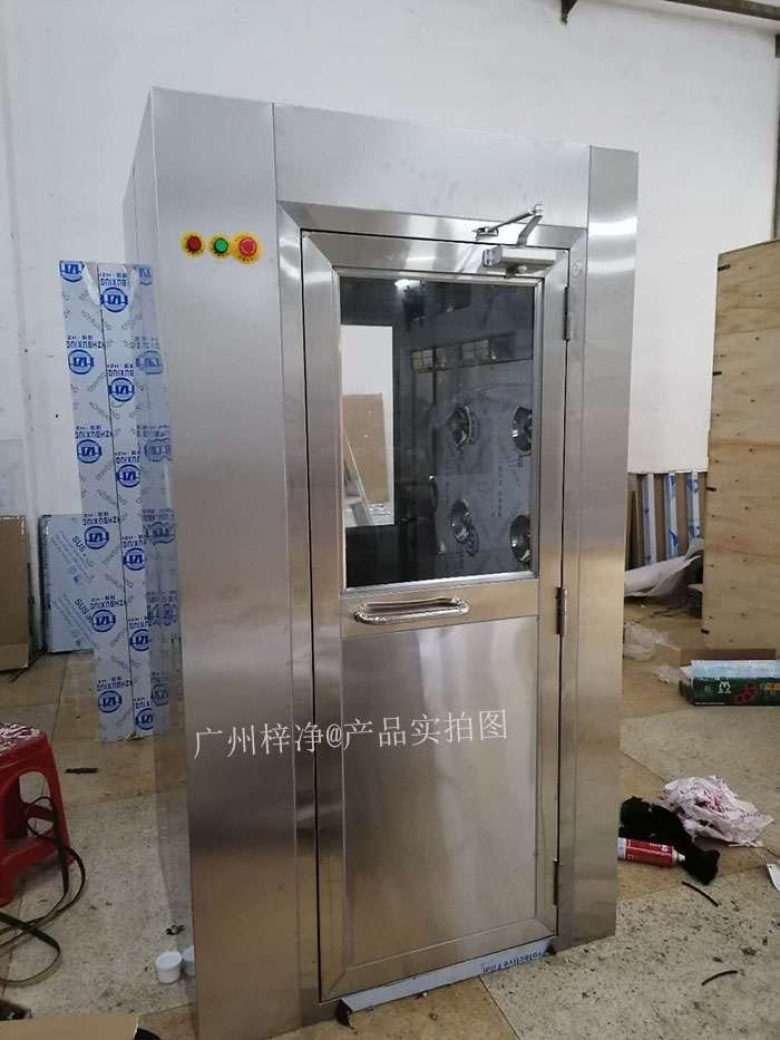 防爆風淋室和防爆貨淋室能夠有效去除工作人員和物料表面的靜電和塵埃。
