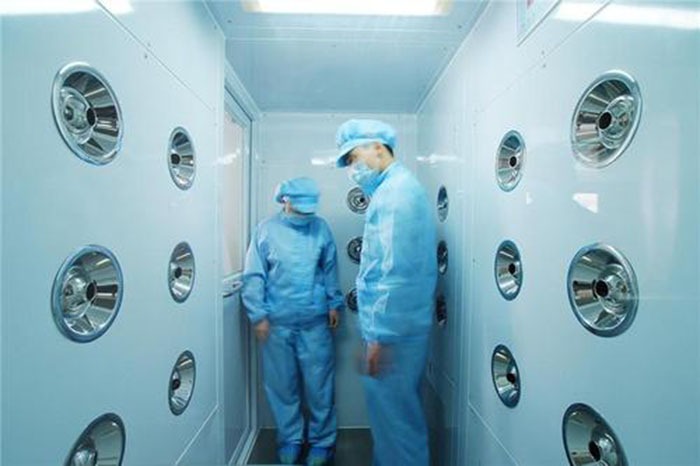 進入風淋室前應穿戴適當的防護服和鞋帽